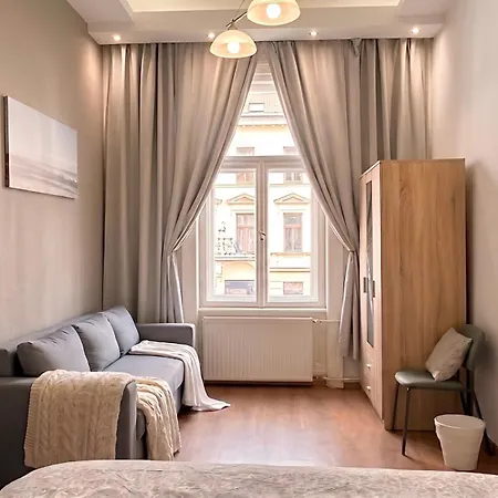 Ultracentral Bohemian Rhapsody - 4room - Steps To Main Attractions