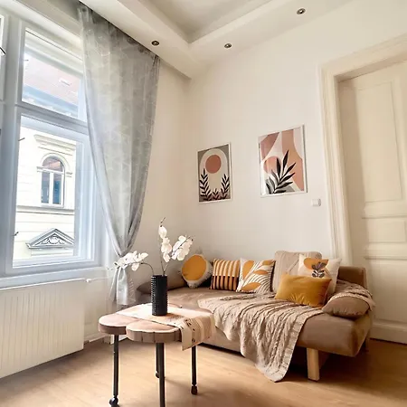 Ultracentral Bohemian Rhapsody - 4room - Steps To Main Attractions Daire *