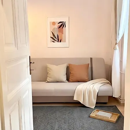 Ultracentral Bohemian Rhapsody - 4room - Steps To Main Attractions *