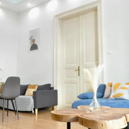 Ultracentral Bohemian Rhapsody - 4room - Steps To Main Attractions Daire