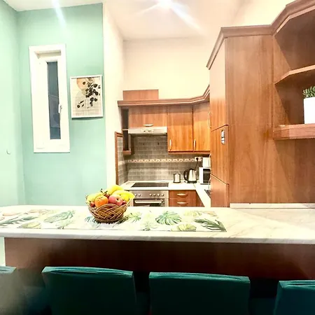 Ultracentral Bohemian Rhapsody - 4room - Steps To Main Attractions