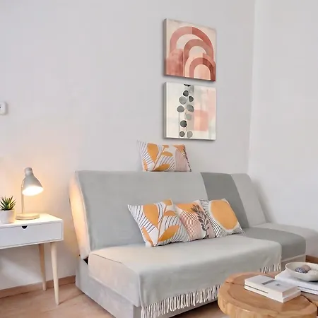 Ultracentral Bohemian Rhapsody - 4room - Steps To Main Attractions
